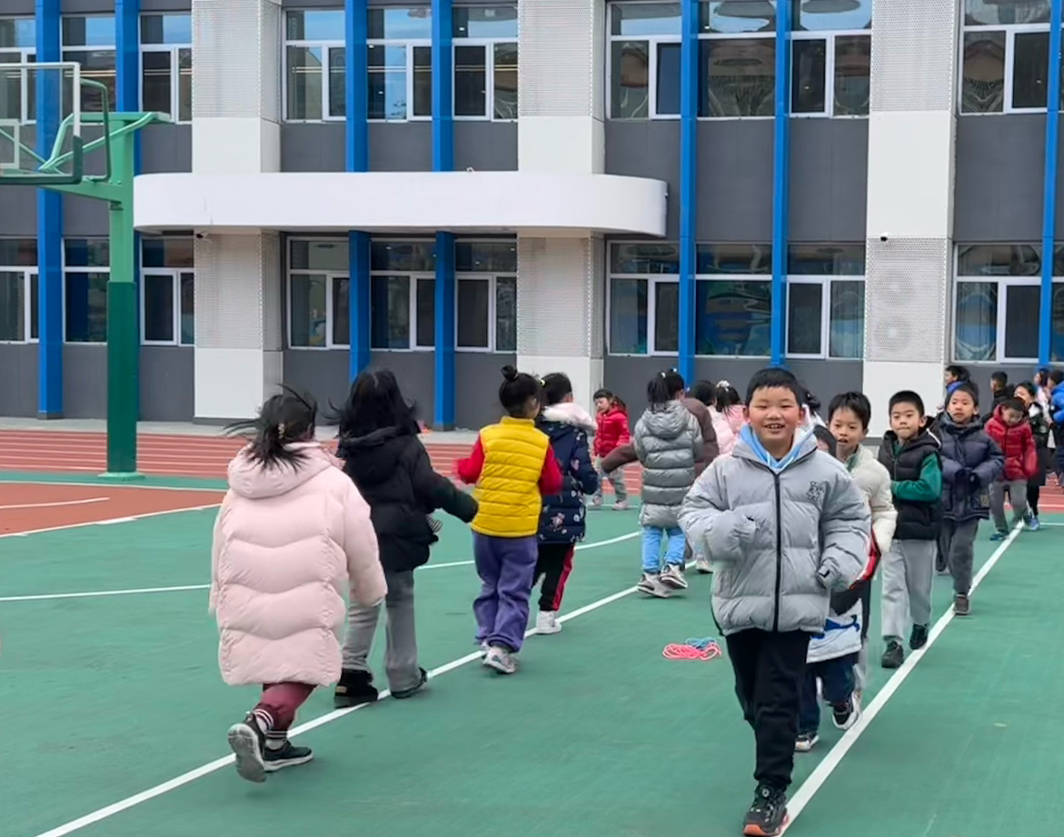 一年級的同學(xué)課間跑步 。學(xué)校供圖