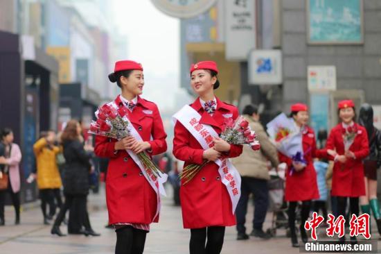 四川一高校開“浪漫”課 情人節(jié)賣花掙學分 四川一高校開“浪漫”課 情人節(jié)賣花掙學分