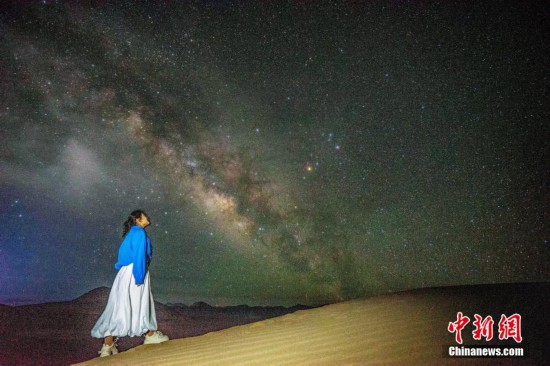 圖為6月20日晚，游客在西藏阿里暗夜公園與銀河“合影”。曹枝清 攝