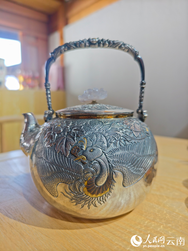 李耀華制作的銀壺。人民網(wǎng)記者 符皓攝