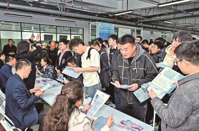 2024年3月，在蘭州大學(xué)2024屆畢業(yè)生大型春季綜合雙選會(huì)現(xiàn)場(chǎng)，青年學(xué)子踴躍報(bào)名西部用人單位。 蘭州大學(xué)供圖