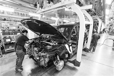 某新能源汽車智能制造基地總裝車間，工作人員正在工作。新華社記者 李博 攝