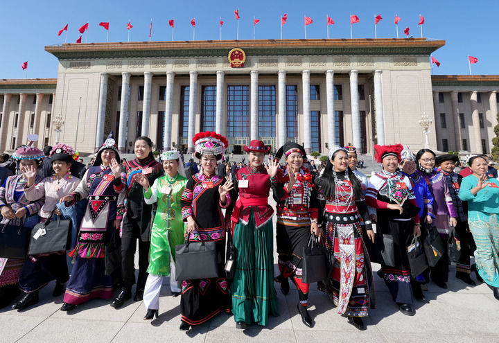 2024年3月8日，十四屆全國人大二次會議第二次全體會議結(jié)束后，女代表在北京人民大會堂前合影留念。新華社記者 王毓國 攝