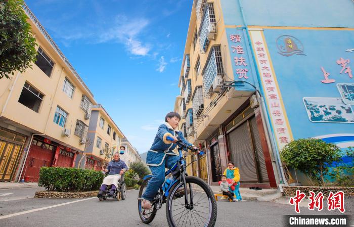 溪邳村一角?！菓c堂 攝