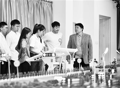 圖為天津大學(xué)智能與計(jì)算學(xué)部教師在沙盤教室內(nèi)給學(xué)生講授智能駕駛等方面的內(nèi)容。 新華社記者 趙子碩攝