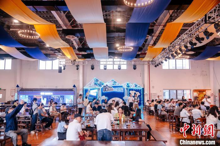 圖為基地內(nèi)的慕尼黑餐廳?！±钅宪?攝