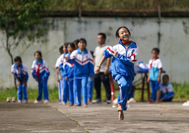 2025年9月15日，云南省普洱市孟連傣族拉祜族佤族自治縣臘福小學(xué)學(xué)生課間在操場進(jìn)行奔跑接力比賽。新華社記者 陳欣波 攝