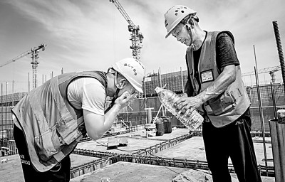 近日，多地迎來高溫天氣，圖為中鐵十二局工人在河北雄安新區(qū)大河片區(qū)安置房項目建設現(xiàn)場洗臉解暑。 新華社發(fā)