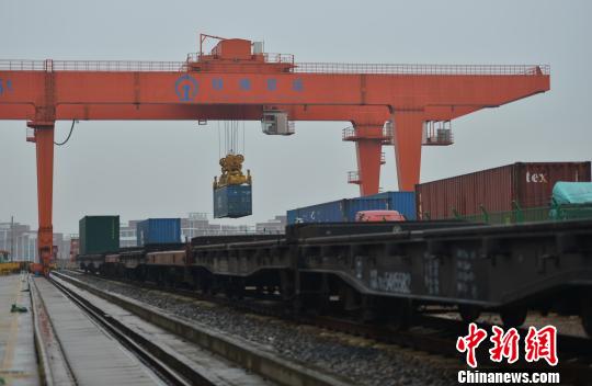 圖為：中歐班列吊裝?！⊥鮿?攝