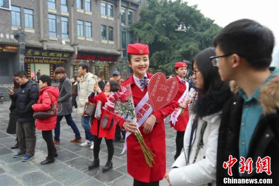四川一高校開“浪漫”課 情人節(jié)賣花掙學分 四川一高校開“浪漫”課 情人節(jié)賣花掙學分