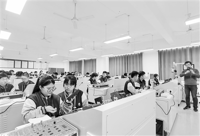 保定市職業(yè)技術(shù)教育中心職普融通實(shí)驗(yàn)班的學(xué)生在上電工技術(shù)課。陳汝健攝