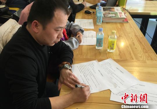 蘭州一小學(xué)爸爸與孩子簽“公約”約定父愛(ài)不缺位（圖）