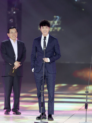 馮紹峰上臺領獎