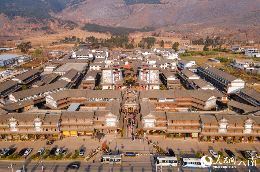 密布銀器加工作坊的新華村。人民網(wǎng)記者 符皓攝