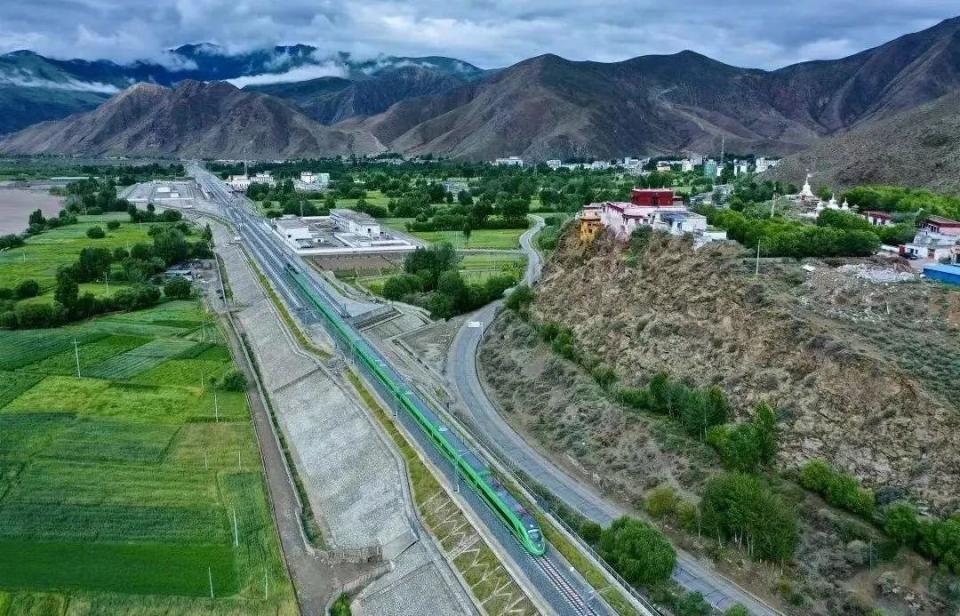 ?高原動集動車組。中國中車供圖。