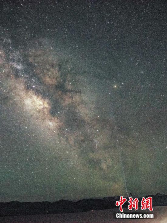 圖為6月20日晚游客在西藏阿里暗夜公園，與銀河“合影”。曹枝清 攝