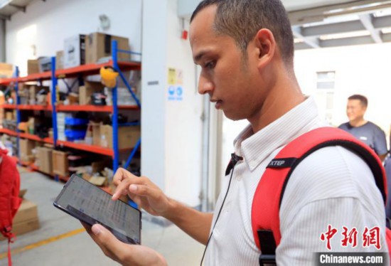 4日下午，西南交通大學(xué)孟加拉國留學(xué)生Zahidul Alam正借助“AI學(xué)伴”學(xué)習(xí)AI。 中新社記者 王磊 攝