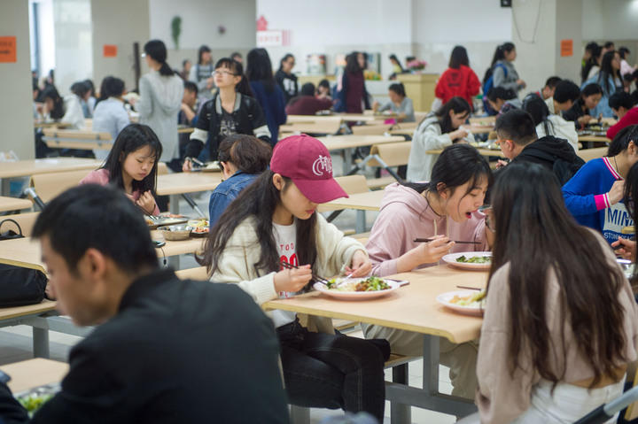 高校食堂賣(mài)“兩元蓋澆飯” 12年不漲價(jià)