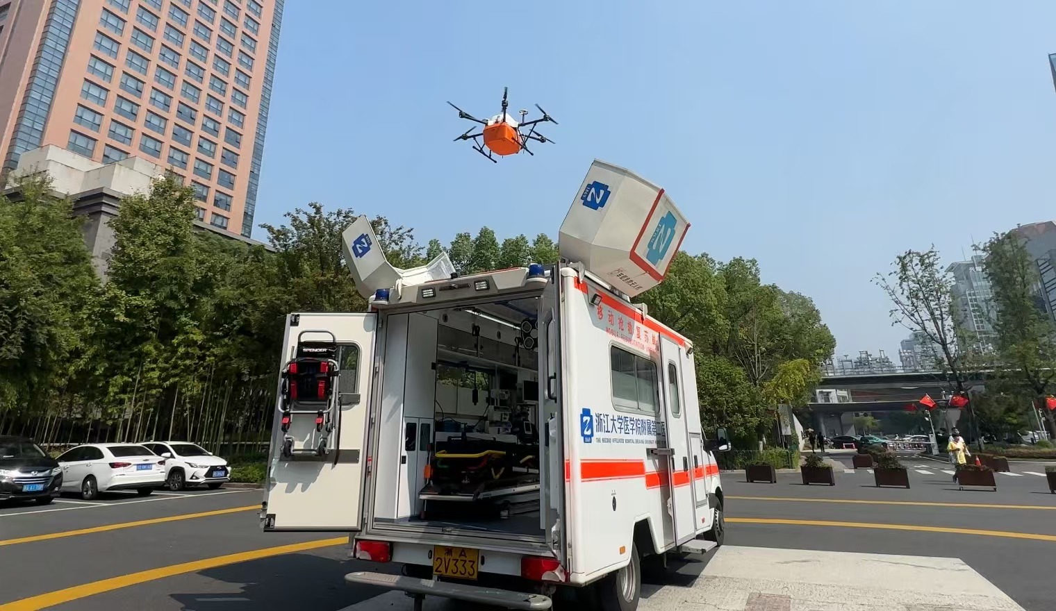 浙江大學醫(yī)學院附屬第二醫(yī)院5G急救車搭載的無人機正在起飛。人民網(wǎng)記者 申佳平攝