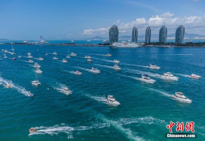 資料圖：航拍三亞眾多出海游玩的游艇回港。 駱云飛 攝