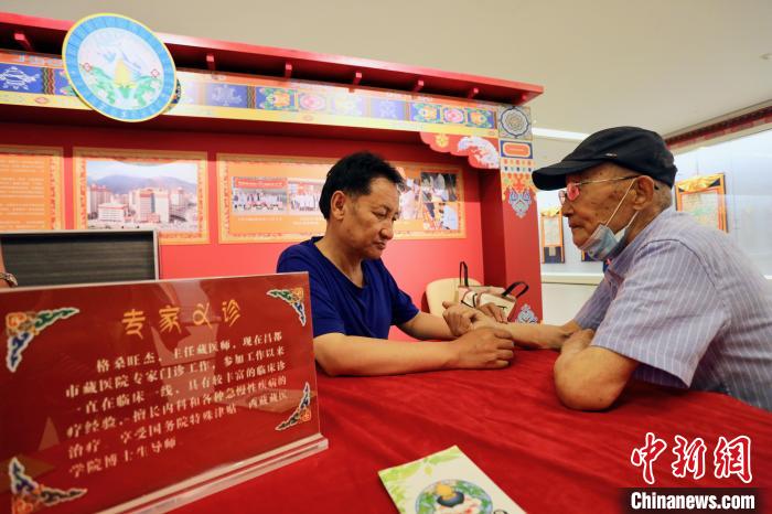 “藏韻瑰寶”藏醫(yī)四部醫(yī)典唐卡珍品展在天津美術(shù)館展出，展覽現(xiàn)場藏醫(yī)專家義診受歡迎?！⒖∩n 攝