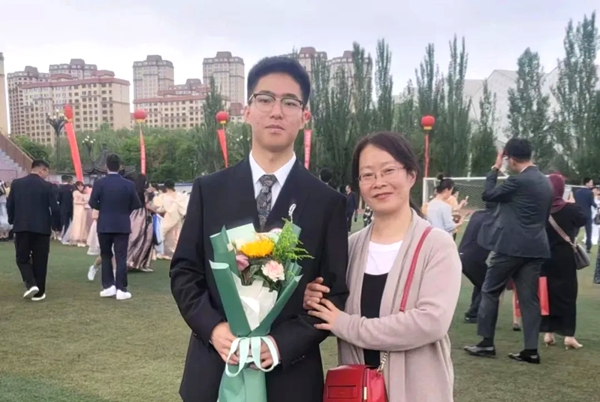 劉傲寒和媽媽合影。北航供圖