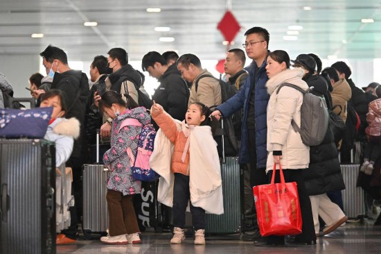 2月3日，家長帶領(lǐng)小朋友在北京豐臺站排隊檢票。新華社記者 宋為偉 攝