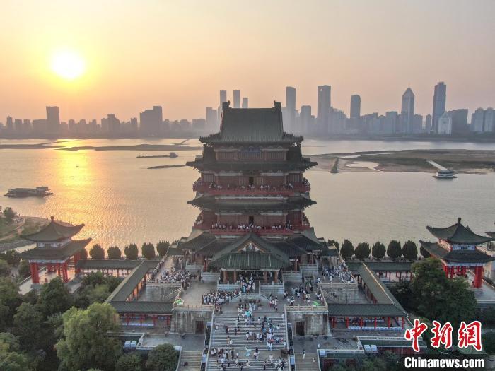 圖為航拍落日時(shí)分的滕王閣，風(fēng)景壯美，眾多游客在滕王閣內(nèi)游玩。劉力鑫 攝