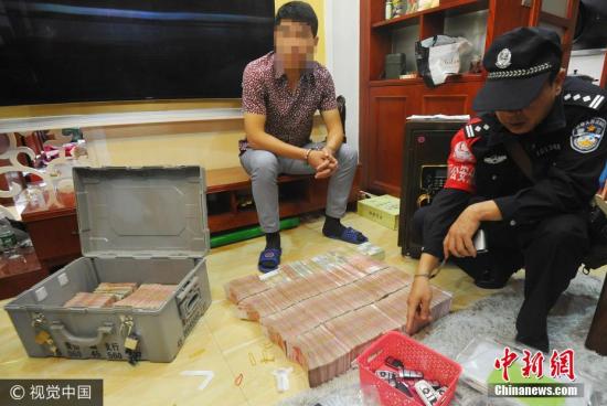 廣西南寧警方8月21日通報，當地近日成功偵破涉案金額15.19億元人民幣的特大傳銷案件。圖為當場繳獲的成捆現金。 圖片來源：視覺中國