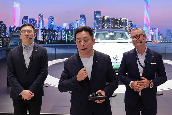 11月17日，上汽大眾汽車有限公司銷售與市場(chǎng)執(zhí)行副總經(jīng)理、上海上汽大眾汽車銷售有限公司總經(jīng)理俞經(jīng)民(中間)參加廣州車展展臺(tái)活動(dòng)。 上汽大眾 供圖