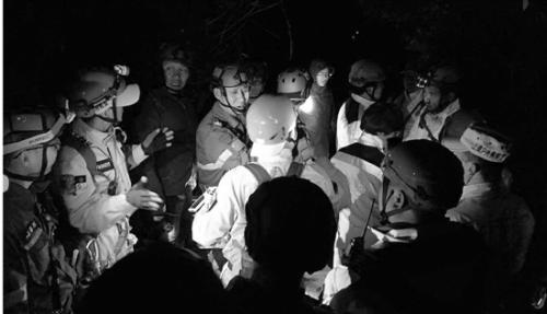 救援隊(duì)在龍山搜尋。