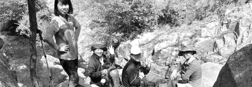 近日，資深驢友隨哥組織驢友到濟南仲宮太甲山游玩。圖為驢友正在山路上休息。隨哥供圖