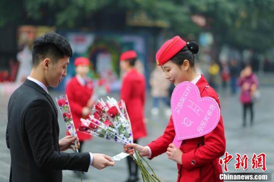 四川一高校開“浪漫”課 情人節(jié)賣花掙學分 四川一高校開“浪漫”課 情人節(jié)賣花掙學分