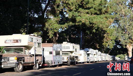 當(dāng)?shù)貢r(shí)間7月30日，美國(guó)硅谷山景城克里山托大道?？康姆寇?。越來(lái)越多的工薪階層無(wú)力負(fù)擔(dān)房租，選擇住在房車?yán)铩?lt;a target='_blank'  _fcksavedurl='http://www.chinanews.com/'></table>中新社</a>記者 劉丹 攝