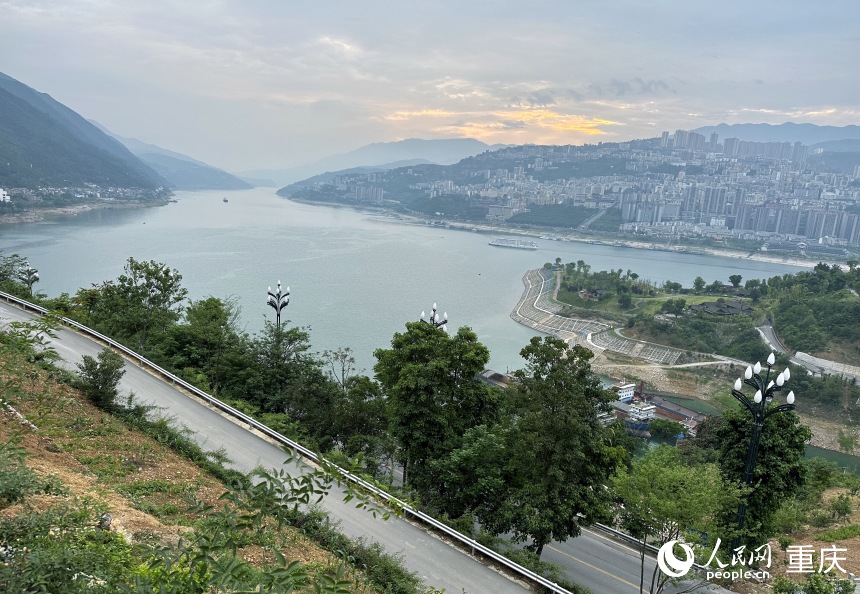 從巫山縣龍門街道江村遠(yuǎn)眺，左側(cè)為三峽里·竹枝村，右側(cè)為巫山縣城。人民網(wǎng)記者 劉政寧攝
