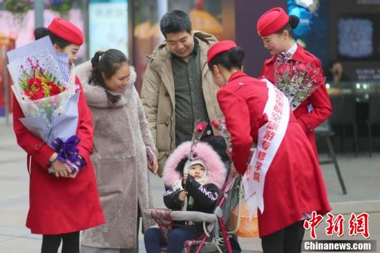四川一高校開“浪漫”課 情人節(jié)賣花掙學分 四川一高校開“浪漫”課 情人節(jié)賣花掙學分