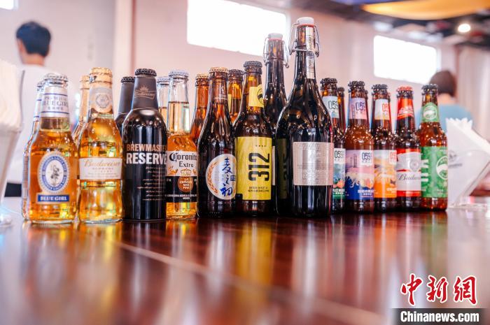 莆田基地主要生產(chǎn)全球旗艦品牌百威、科羅娜、貝克等啤酒，并生產(chǎn)雪津啤酒、雪山啤酒、藍妹啤酒等。　李南軒 攝