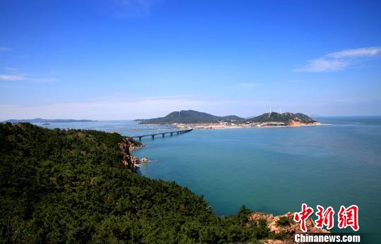 煙臺環(huán)境優(yōu)美、氣候宜人，遍布的海水浴場、濱海觀光景點為游艇帆船產(chǎn)業(yè)發(fā)展創(chuàng)造了條件。(資料圖) 楊兵 攝