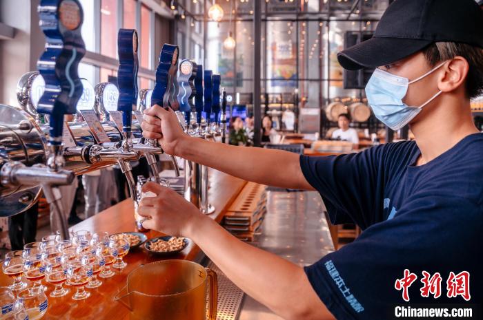 圖為百威雪津啤酒莆田基地工作人員正在打酒?！±钅宪?攝